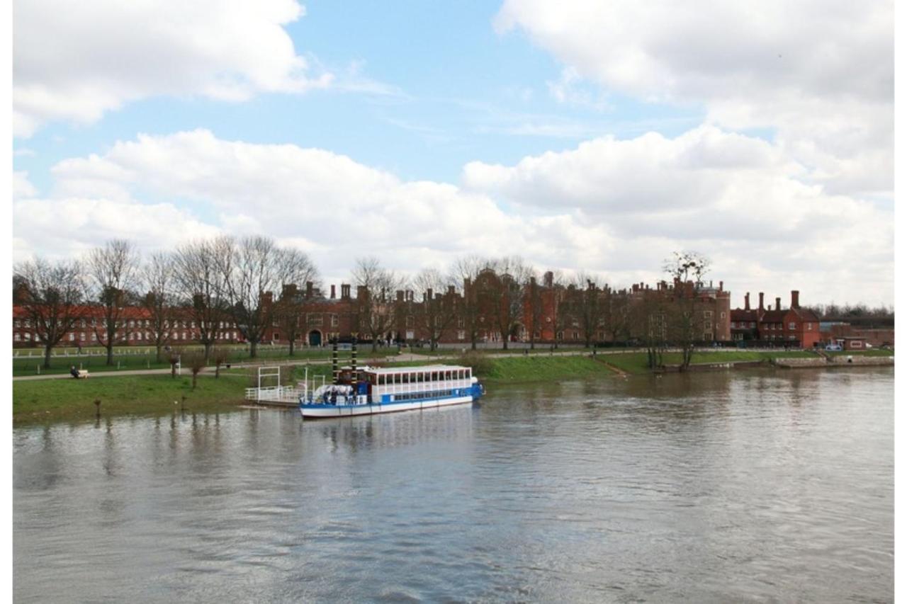 Hampton Court Hotel Ийст Молзи Екстериор снимка