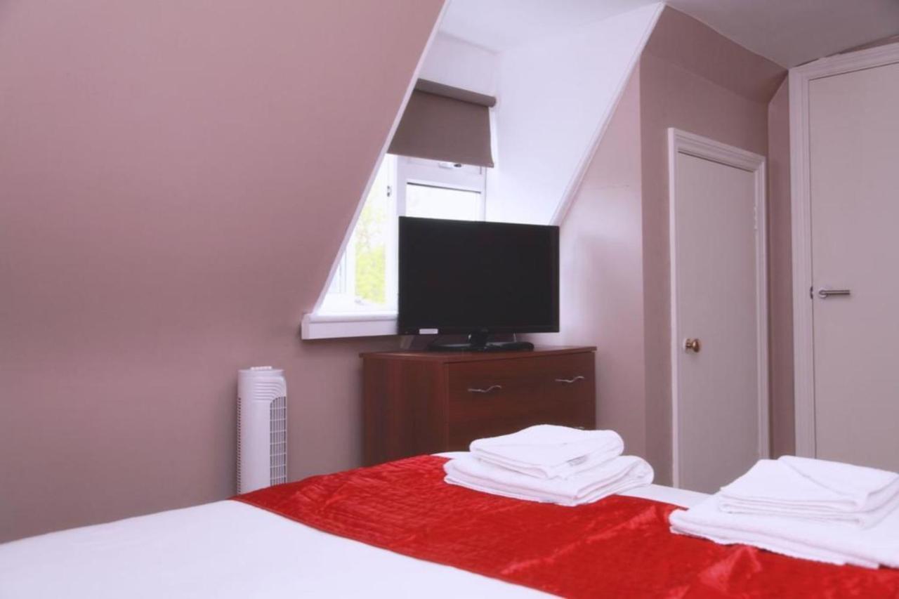 Hampton Court Hotel Ийст Молзи Екстериор снимка