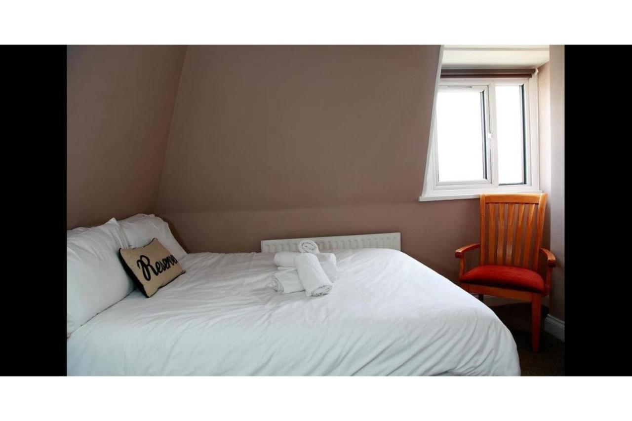 Hampton Court Hotel Ийст Молзи Екстериор снимка
