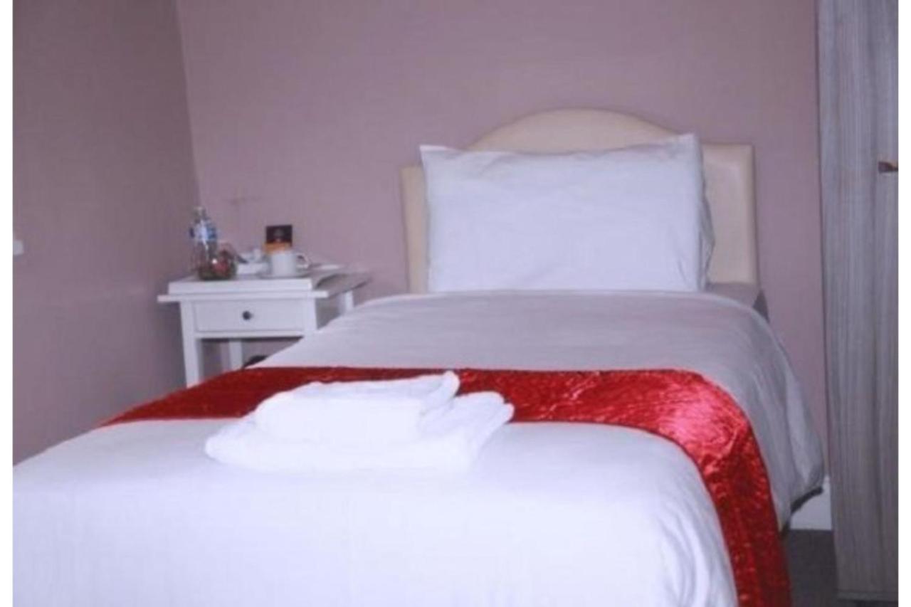 Hampton Court Hotel Ийст Молзи Екстериор снимка
