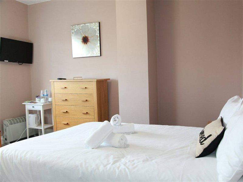 Hampton Court Hotel Ийст Молзи Екстериор снимка